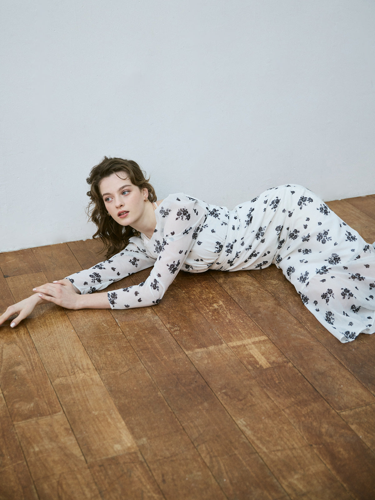 モノトーンフラワーシアースリーブドレス