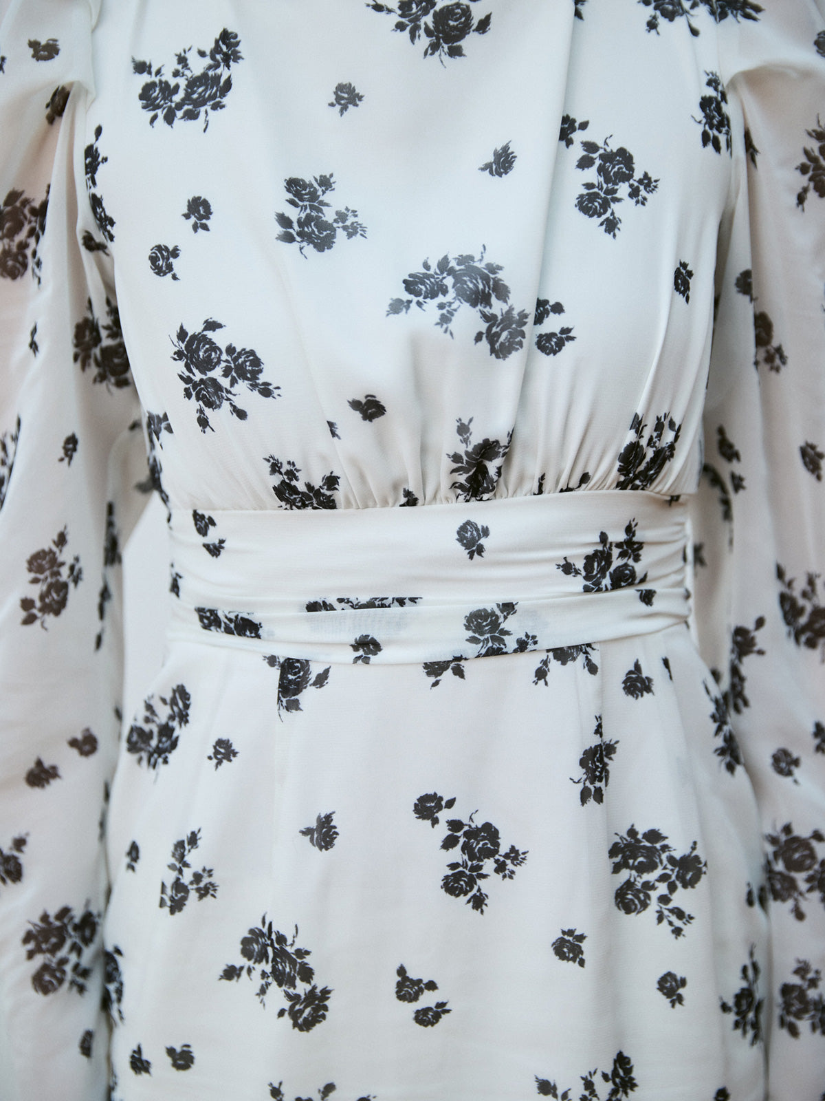 モノトーンフラワーシアースリーブドレス