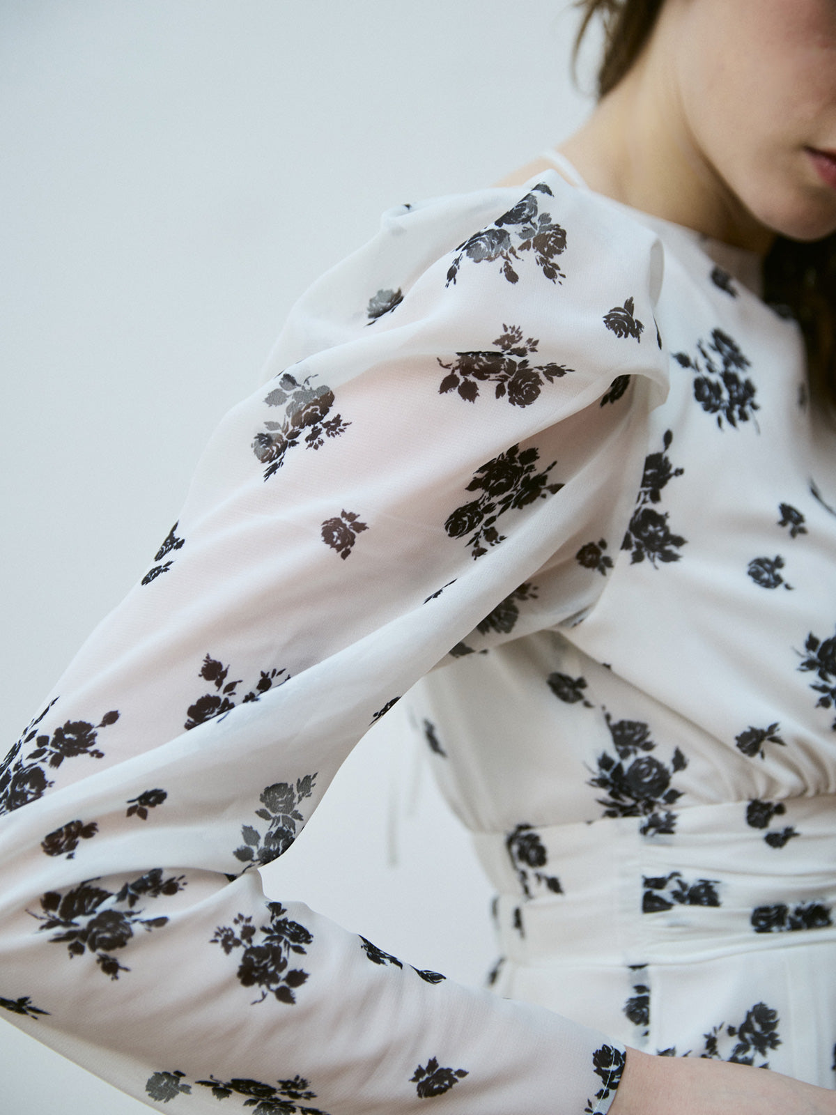 モノトーンフラワーシアースリーブドレス