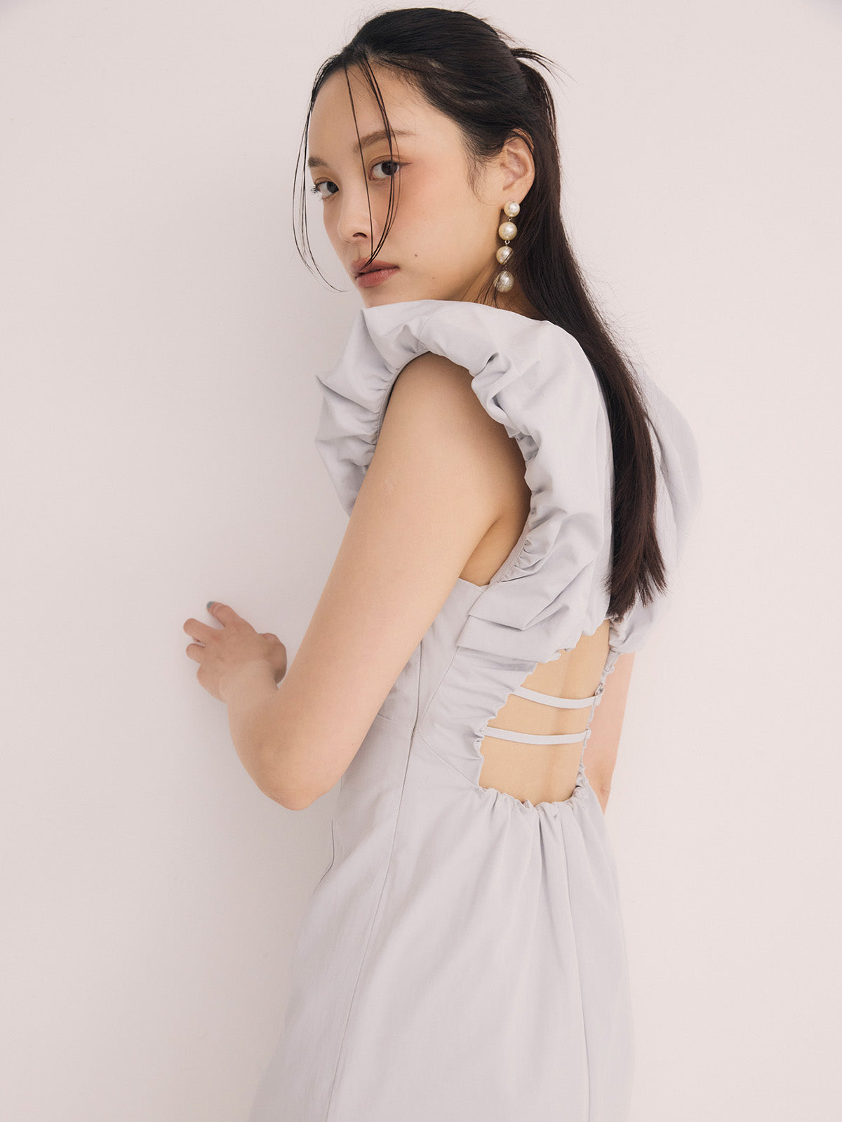 ショルダーデザインバックオープンワンピース