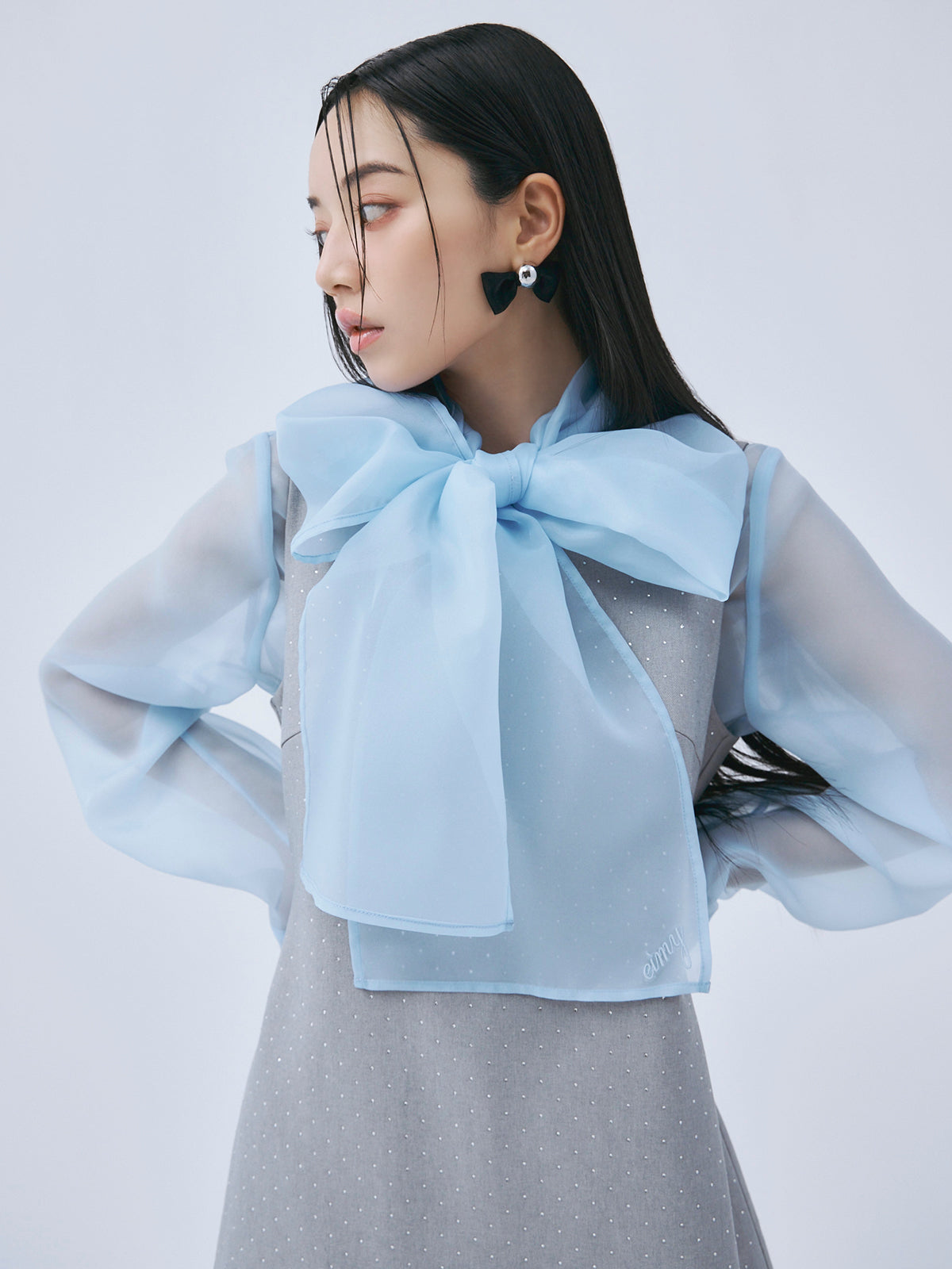 ボウタイシアーブラウス