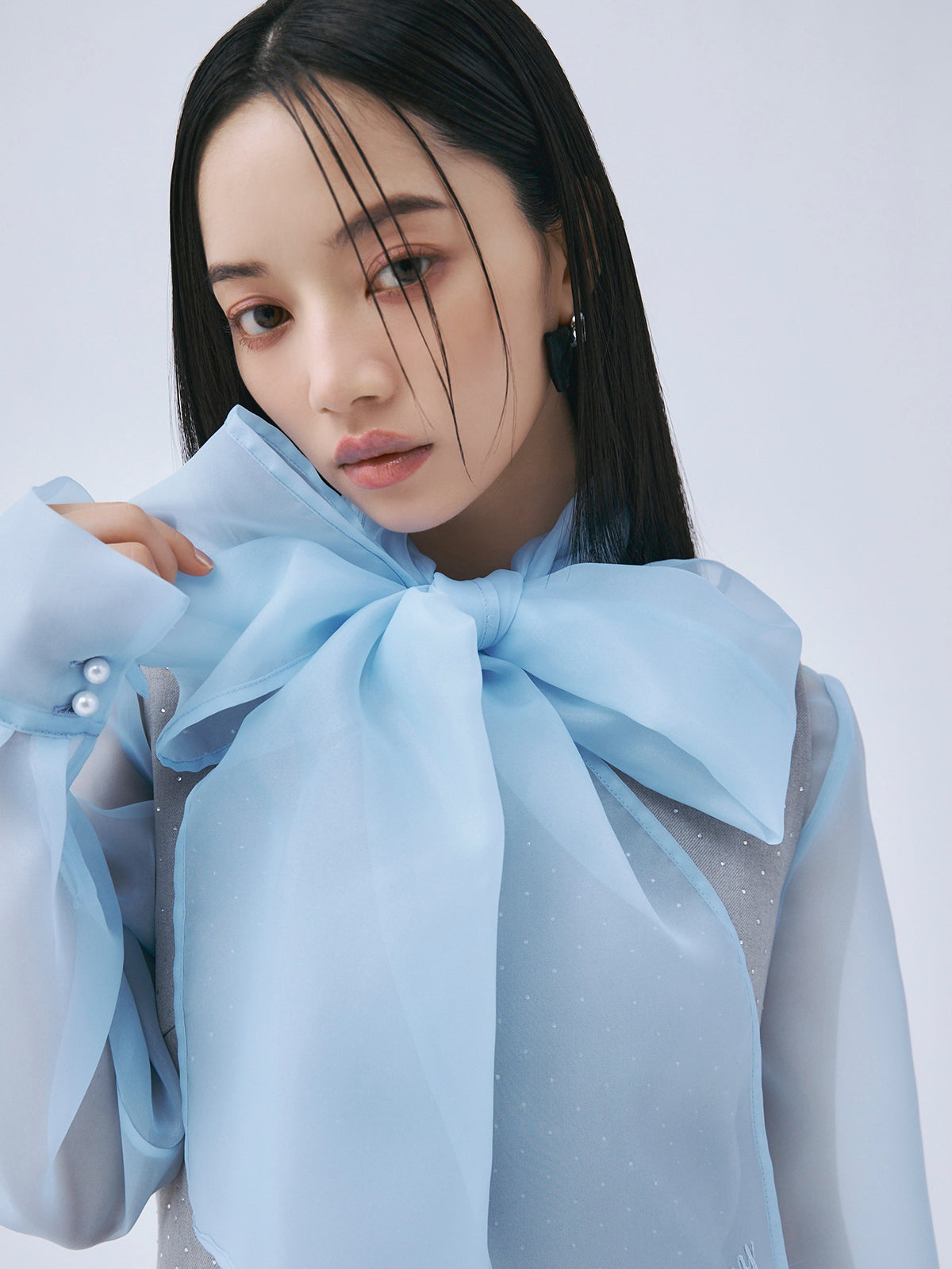ボウタイシアーブラウス