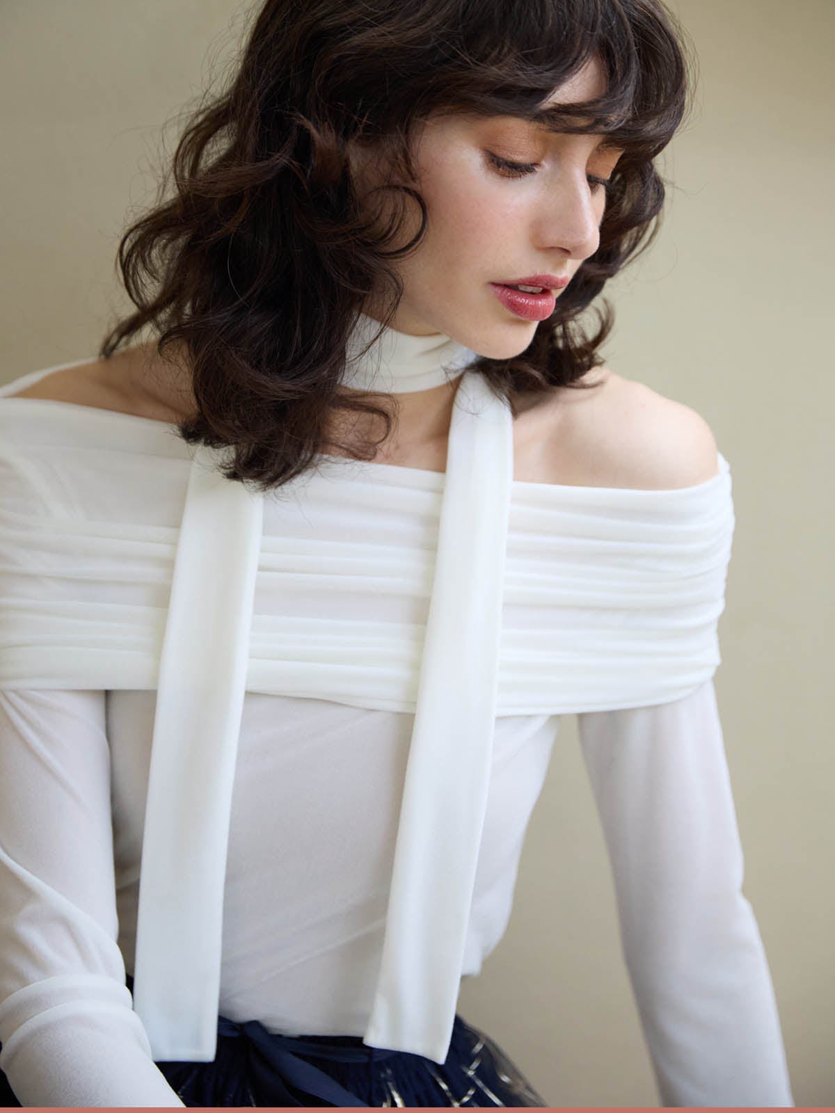 シアーオフショルトップス