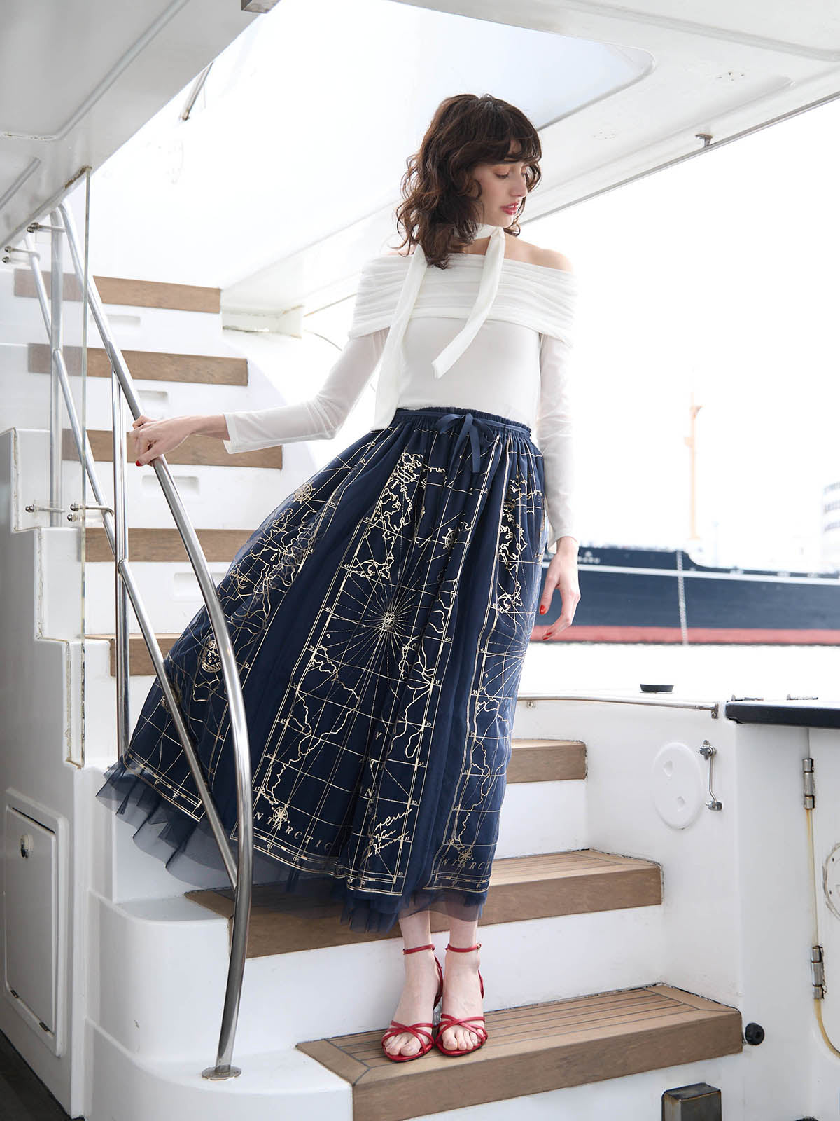 シアーオフショルトップス