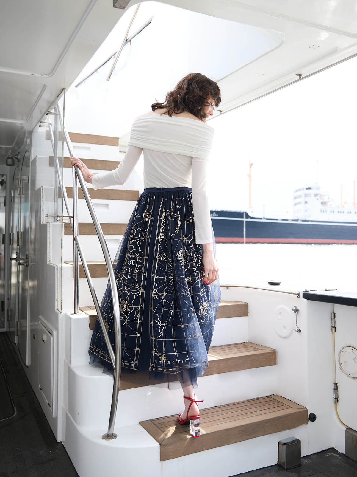 シアーオフショルトップス