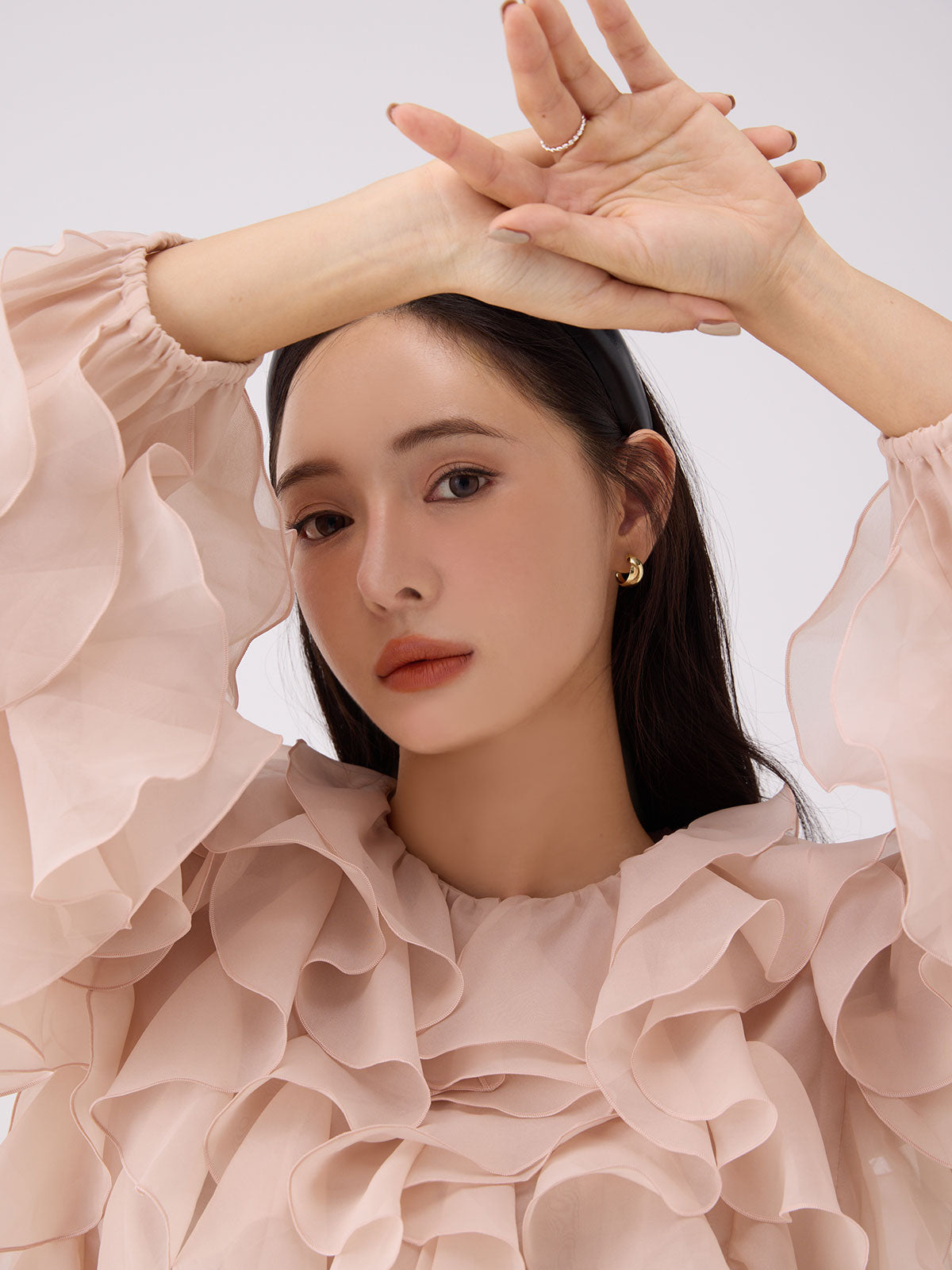 ラッフルデザインブラウス