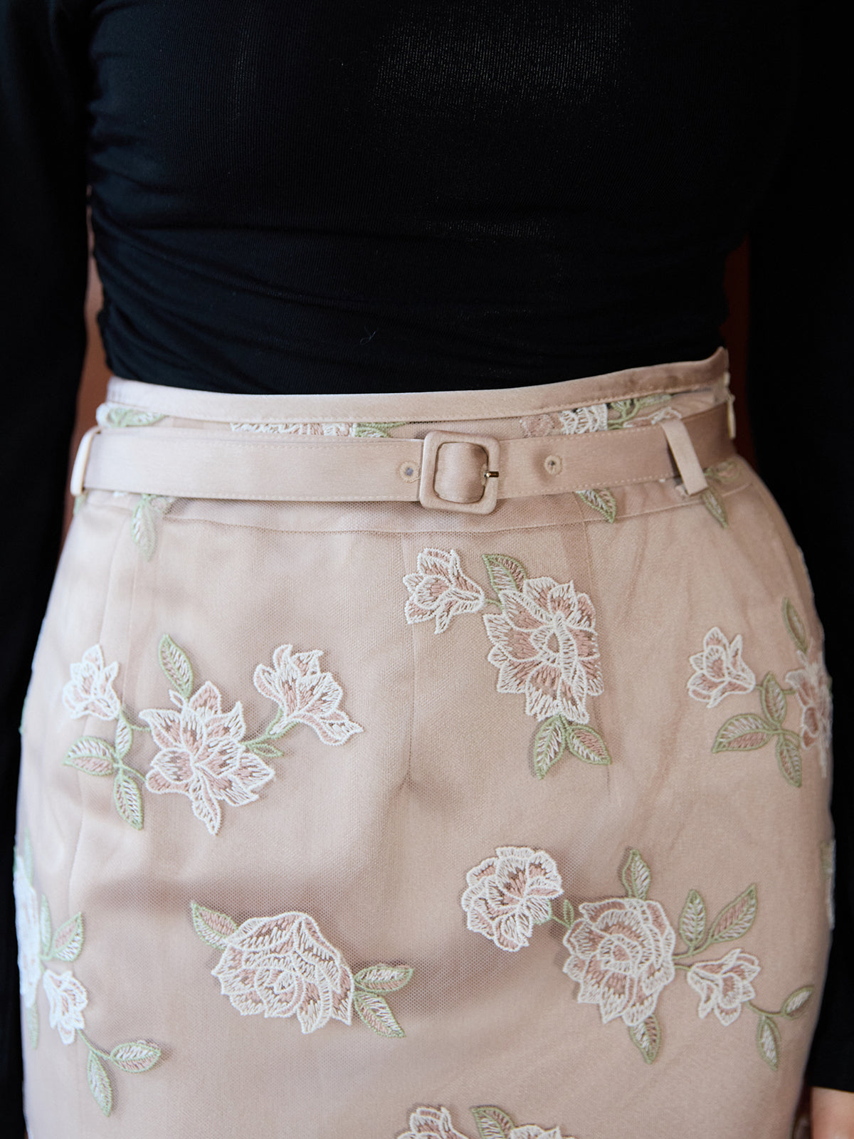 チュールレースフラワーモチーフタイトスカート