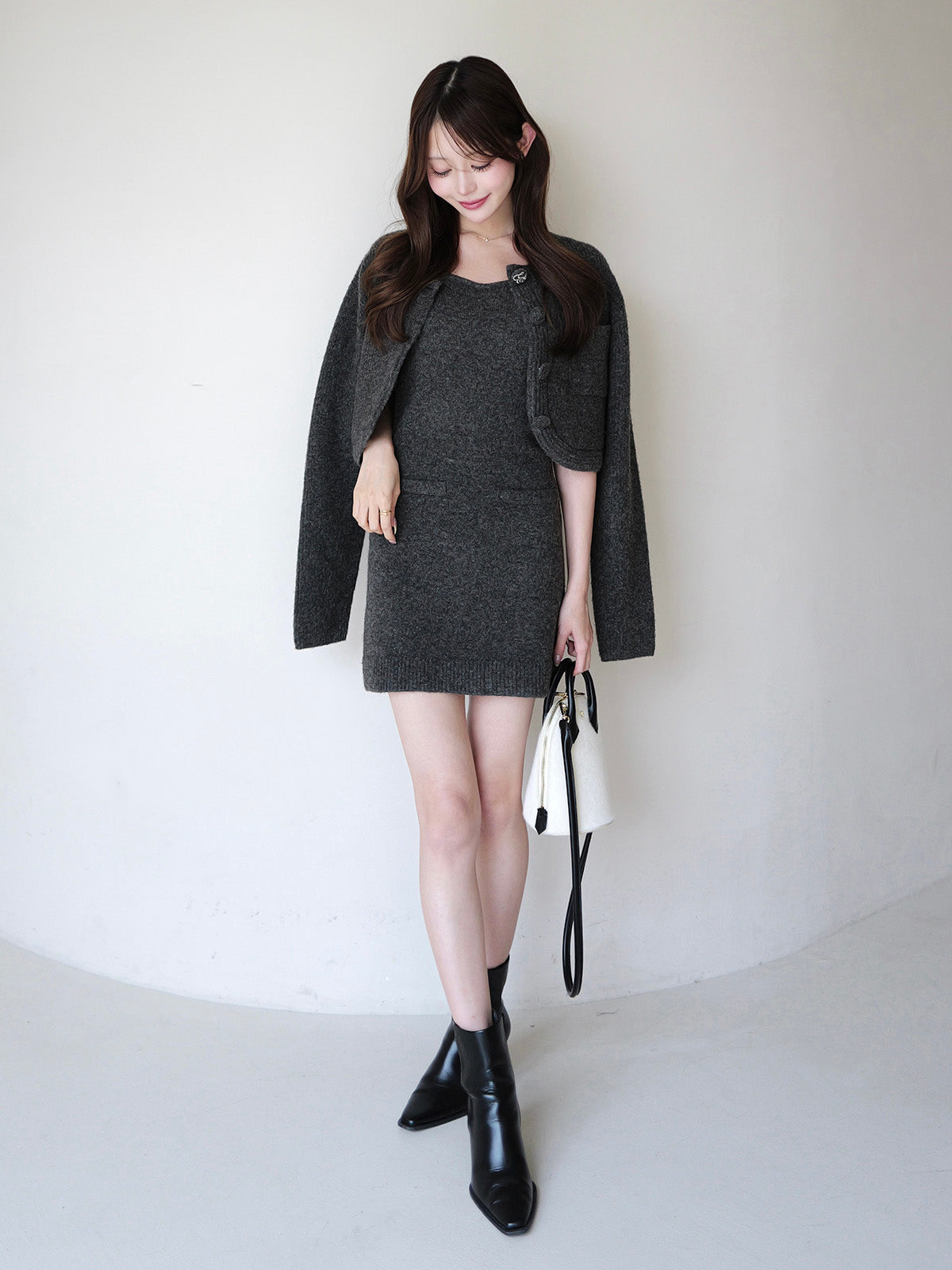 MODEL:163cm／COLOR:CHARCOAL GREY／SIZE:F