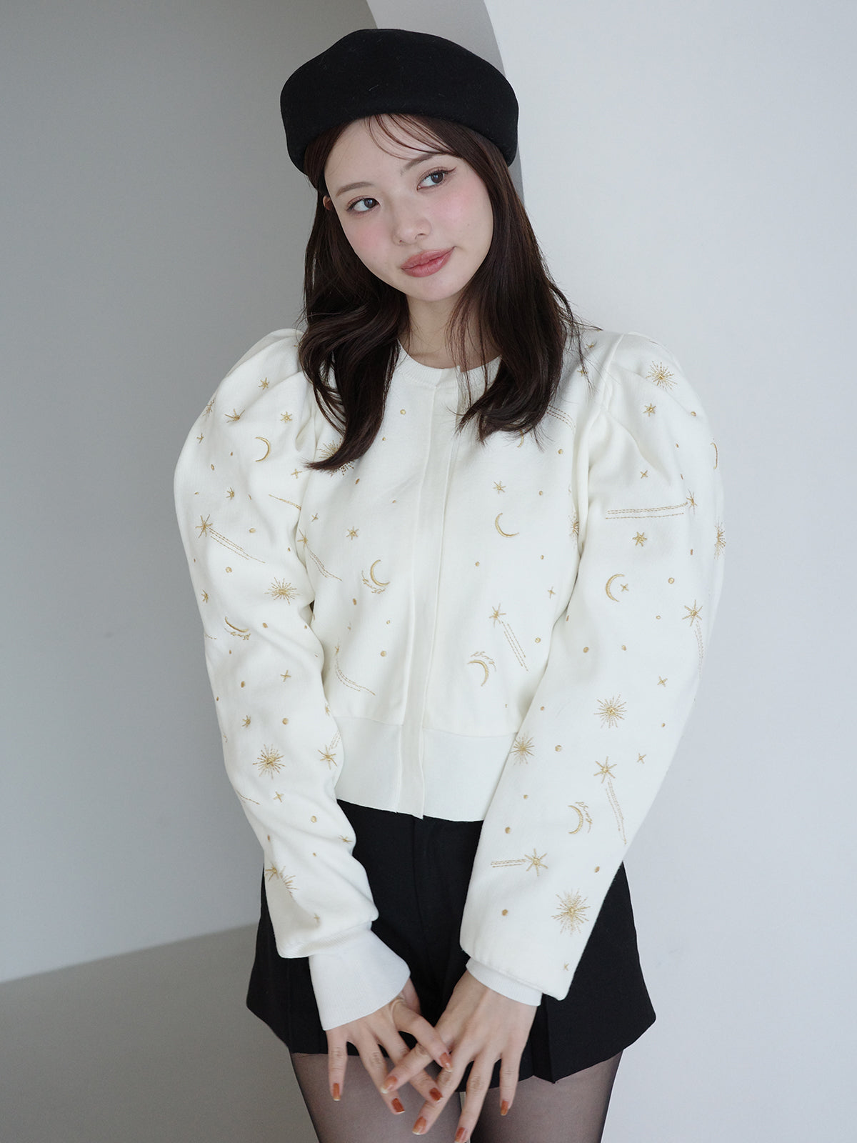 MODEL:165cm／COLOR:WHITE／SIZE:F