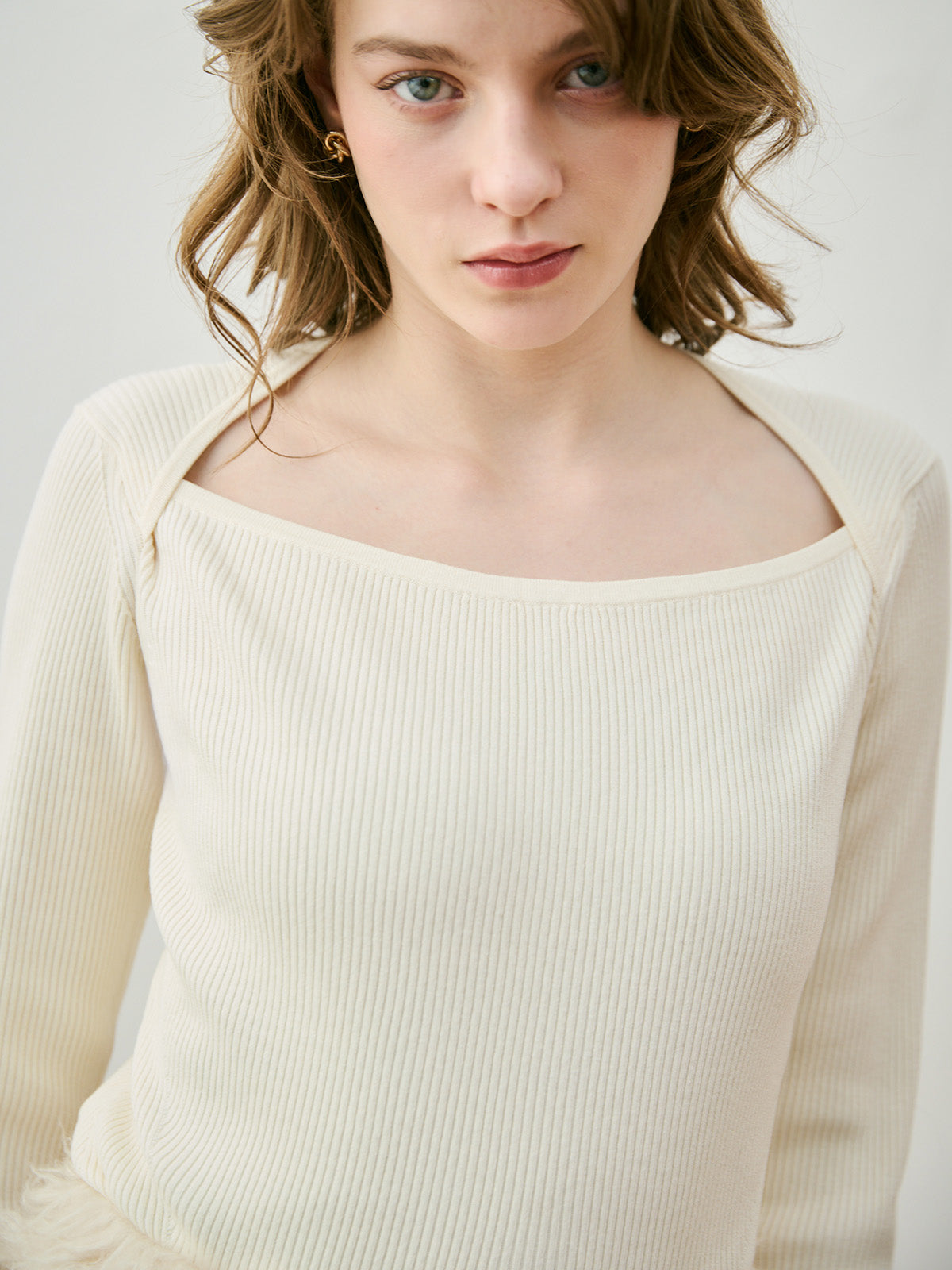 MODEL:170cm／COLOR:OFF WHITE／SIZE:F