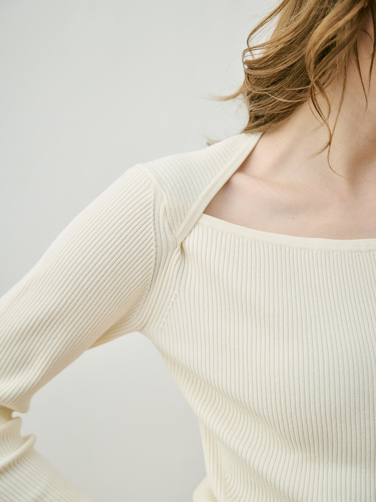 ロゴモチーフスクエアネックニットトップス